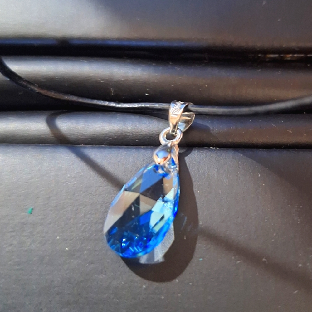 Elegant Blue Crystal Pendant Necklace